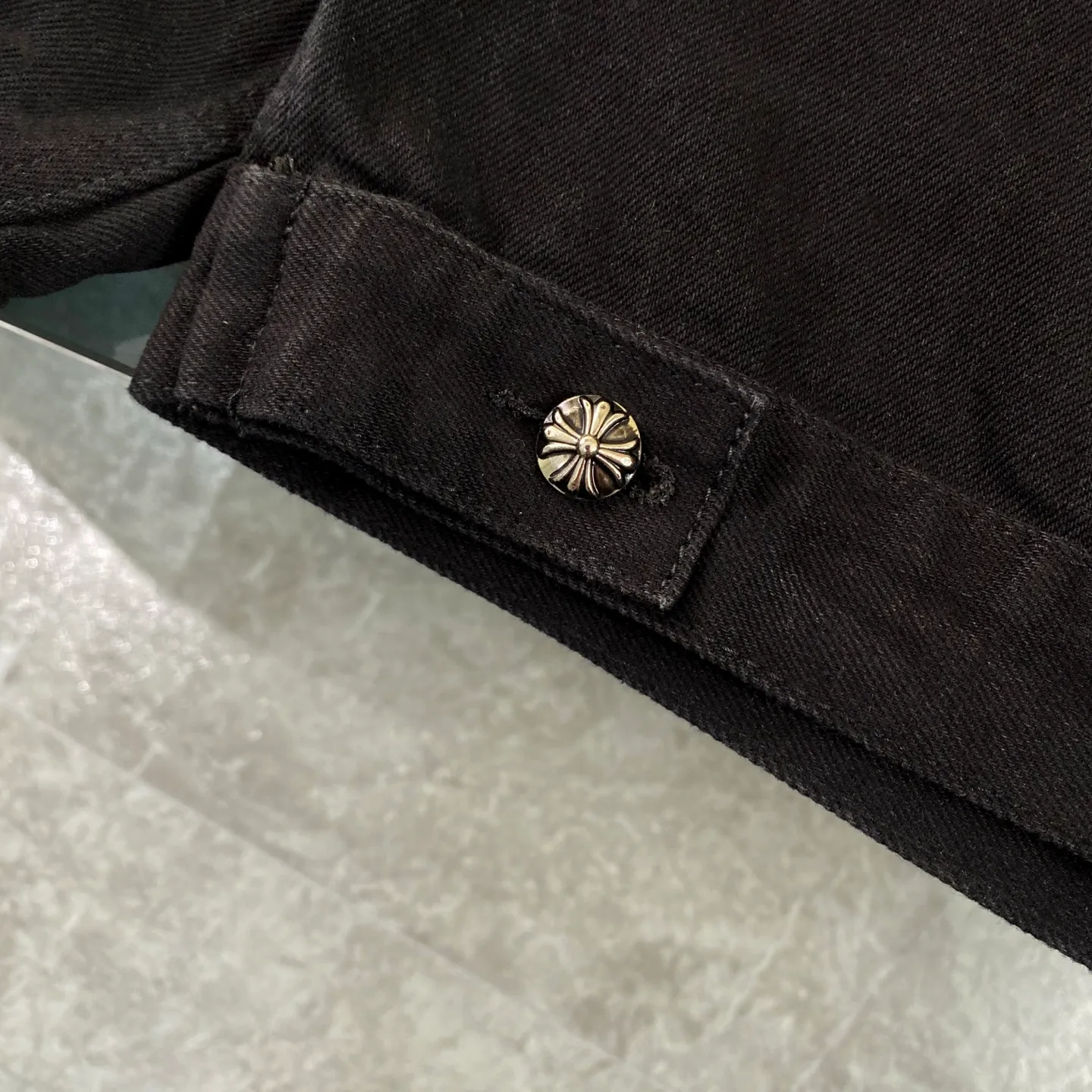 P300 Chrome Hearts Chrome Hearts heavy-duty denim jacket with rivets. The same style as the Internet celebrity. Denim jacket with cross print all over. The unique cross design element is full of design. It is made of 100% denim cotton fabric with heavy coarse yarn count, which ensures a stiff and tough silhouette while being soft, comfortable and breathable. The lapel is designed with silver buttons and is full of texture. The classic cross logo is all over the dress, making it a perfect versatile style for spring and summer! The original loose version is made of high-quality pure cotton fabrics. The fabric pattern is high-definition and delicate without burrs. It is comfortable and breathable to wear. All the buttons are molded and customized. It is casual and fashionable and can be matched with any bottoms. It can be windproof and sunproof in spring and summer. It can be worn outside in autumn and winter! Easily concave shape makes you look slimmer and taller, perfect for both men and women! Color: Black Size: S M L XL